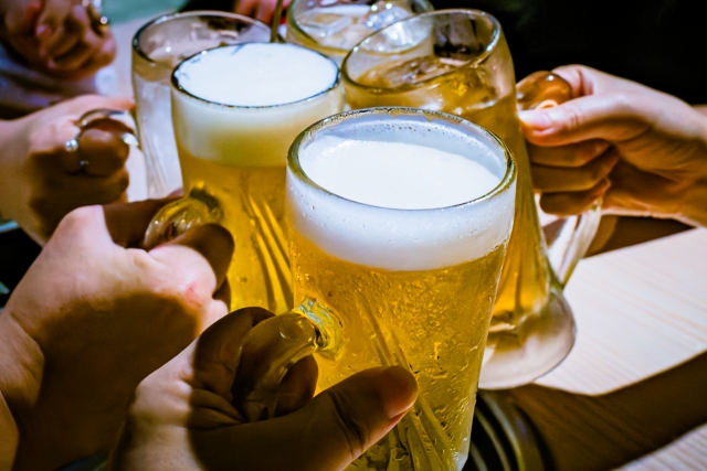 ビールで乾杯しているイメージ画