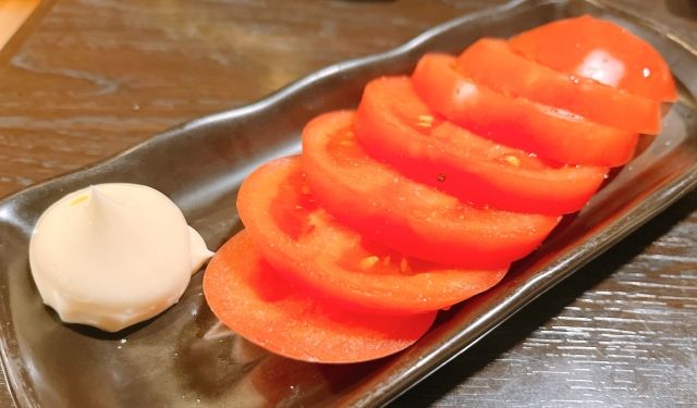 居酒屋でリコピンの抗酸化作用があるトマトスライスのイメージ画